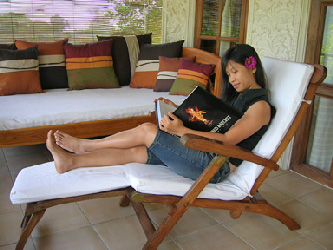 Entspannen auf dem Balkon im Obergeschoss Villa Manuk Batu